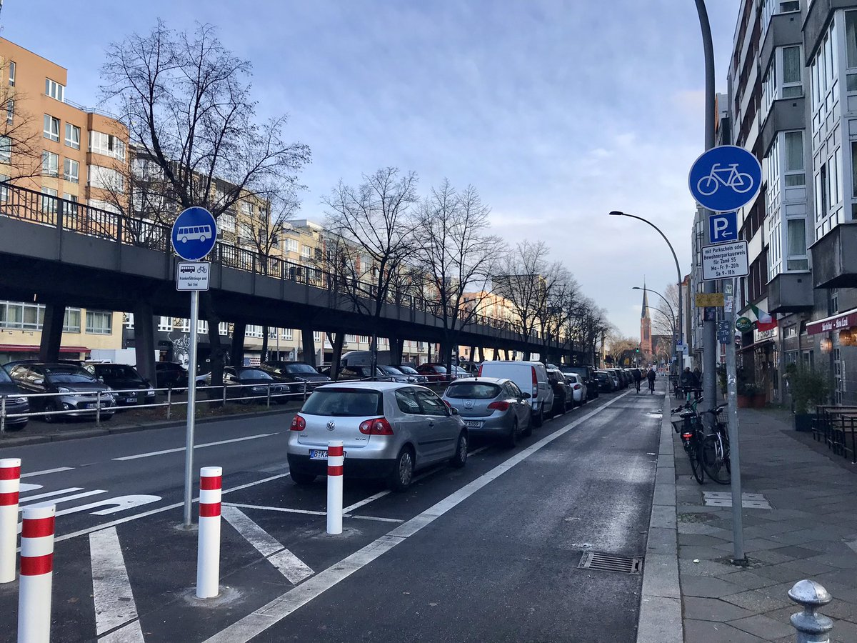 florian_roloff's tweet photo. Tolle Transformation #Bülowstraße, Schöneberg für den Umweltverbund im Vorher-Nachher-Vergleich 📸: Der bisher radweglose und gefährliche Straßenzug (inkl. #Kleiststraße) hat innerhalb von zwei Monaten Bauzeit sehr ansprechende Radfahrstreifen erhalten. Danke und weiter so! 👏🏼 https://t.co/yxfdveT845