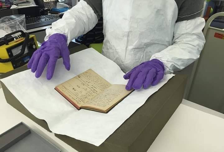EnsedeCiencia's tweet photo. El letal cuaderno de Marie Curie ☢️

En 1934, Marie Curie murió como consecuencia de la extrema radiación a la que estuvo expuesta durante toda su vida como científica.

A casi 100 años de su muerte, sus notas siguen siendo radiactivas, y seguirán siéndolo por más de 1,000 años. https://t.co/1sEVVQx6mA