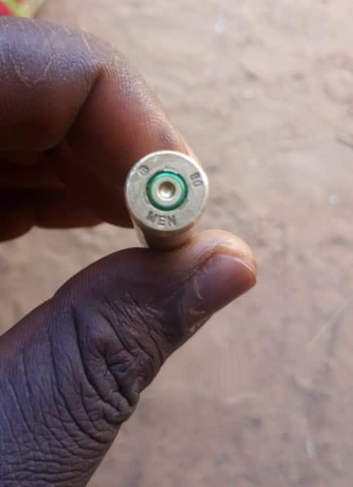 Sanusi90064's tweet photo. It happened yesterday.
The #Niger Gendarmerie and #French soldiers fired live bullets at protesters who demonstrated against the passage of the French convoy. A provisional toll indicates 3 dead and 15 wounded, including 3 serious.
#NoMore https://t.co/ioAvvaJWU3
