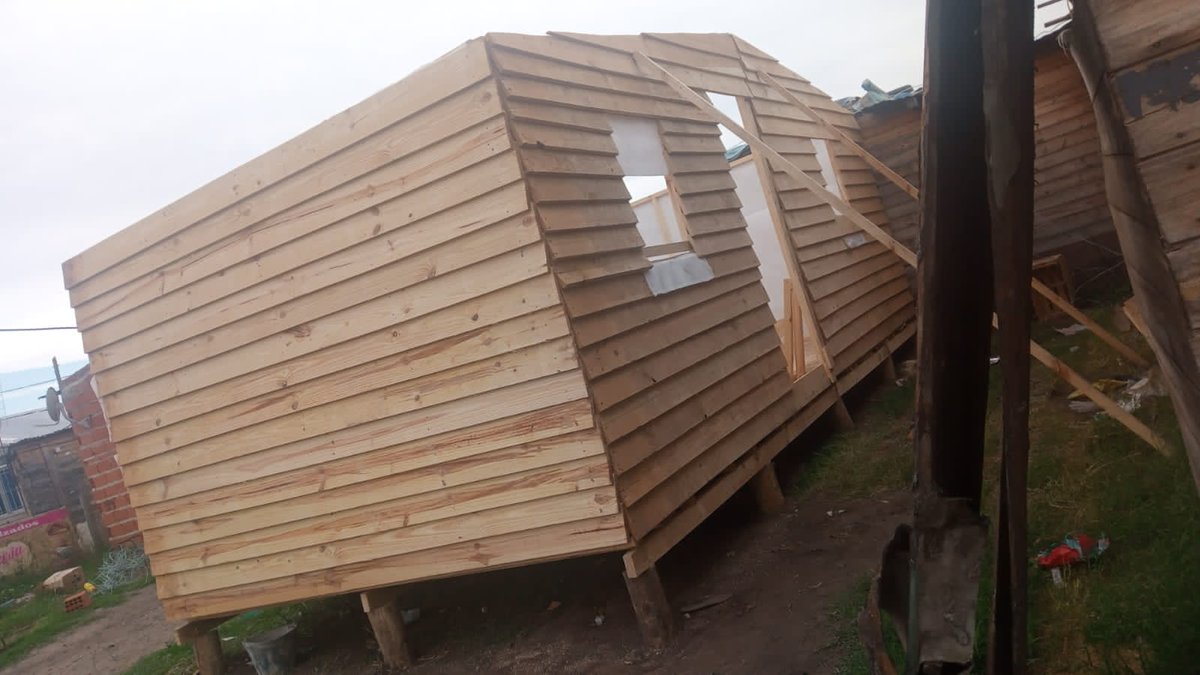 ferrariofrancis's tweet photo. Cocina y entrada de la casa de Iris y su flia, en el barrio 28 de Octubre un día de lluvia, en La Matanza. 

Al lado, la vivienda que construimos, junto a ella, dsd @TECHOarg en dos días. 

Trabajar por la emergencia habitacional es urgente. La vivienda es un derecho. https://t.co/XQ0RP5voL5
