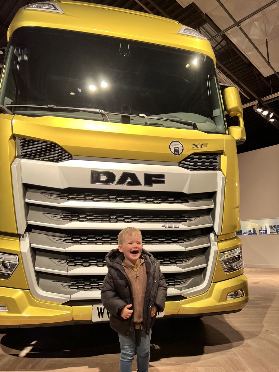 NielsBree's tweet photo. 3 jaar oud, en vandaag voor t eerst naar Papa zijn werk. ❤️ @DAFTrucksNV @DAF_trucks_fans https://t.co/asrNGXXXj2