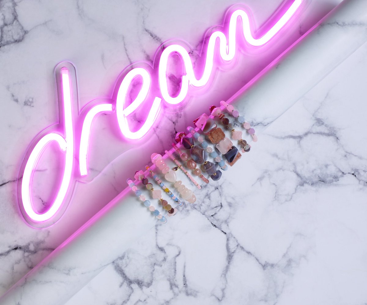 A Sunday stack dreams are made of…. Shop now with 25% off.
.
#sale #blackfriday #lolarose #jewellery #stack #sundaystack #armparty