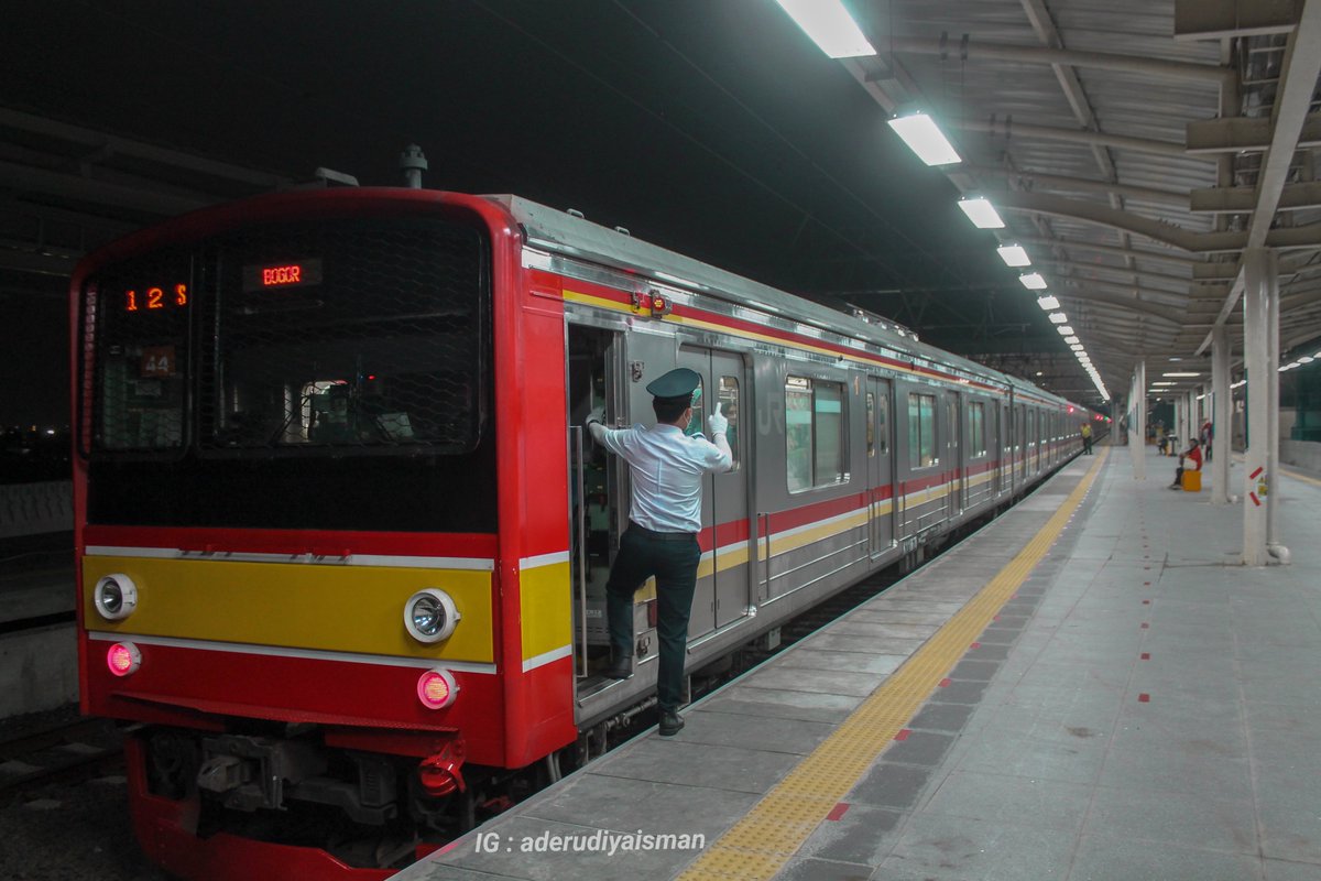 CommuterLine's tweet photo. Syukuri apa yang sudah dilewati dan berdoa untuk esok hari. Semoga harapan terbaikmu dapat terwujud.
Selamat malam dan selamat beristirahat #RekanCommuters. https://t.co/pncBtnURob