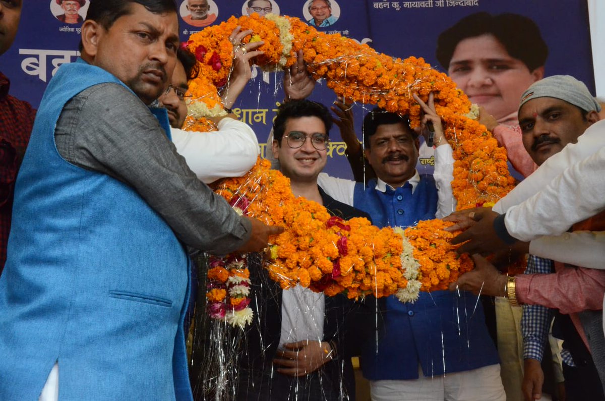 satishmisrabsp's tweet photo. बसपा युवा संवाद,हरदोई 
युवा शक्ति भारत के स्वर्णिम भविष्य का आधार है। युवाओं के साथ हम किसी भी तरह का अन्याय नहीं होने देगें।सपा व भाजपा की सरकारों ने युवाओं के भविष्य को लेकर न कभी गंभीरता दिखाई.. https://t.co/oMIyv23y46