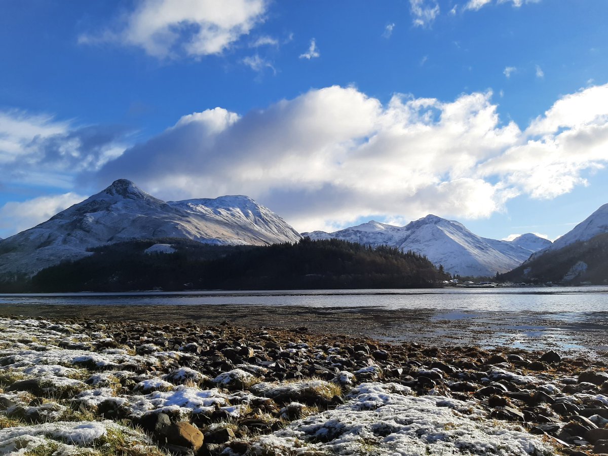 DiscoverGlencoe's tweet photo. Woke up to a winter wonderland. If you're looking for a winter get away the Glencoe area is a fabulous option. There are Christmas fairs happening around the Lochaber area, cosy accommodation and things to see or do.
#discoverglencoe #escapetheeveryday #thisisscotland https://t.co/VFK8T9uURR