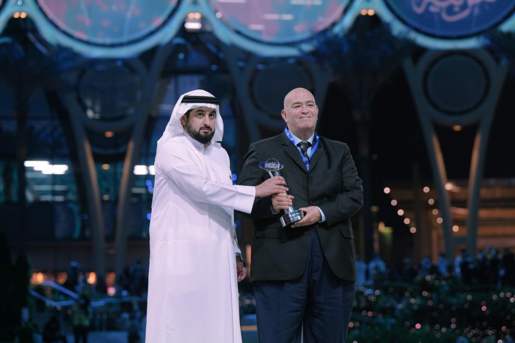 HHShkMohd's tweet photo. أطلقنا "جائزة الصحافة العربية" قبل عشرين عاماً احتفت خلالها بـ 300 مبدع من بين 100 ألف مشاركة من وطننا العربي واليوم كرّمنا الفائزين في دورتها الـ20 ووجهنا نادي دبي للصحافة لتتحول إلى "جائزة الإعلام العربي" لتضم الصحافة العربية والإعلام المرئي والإعلام الرقمي https://t.co/G0pfcUpkEX
