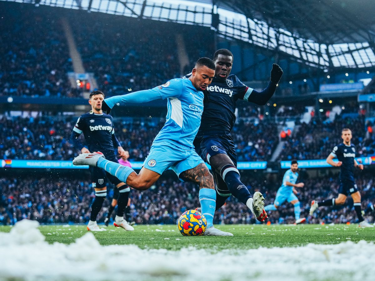 ManCity's tweet photo. Success in the snow! ❄️

🔵 2-1 ⚒ #ManCity https://t.co/9o3NJQYuYX