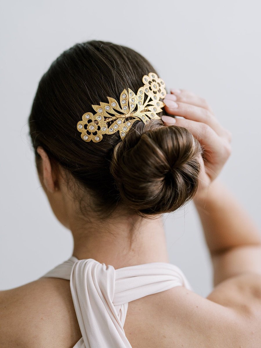 AcuteDesigns's tweet image. Our entire @esty shop is marked down 25% through Cyber Monday! Check out the new additions, including this Sparkling Flower Swarovski Comb etsy.me/3xsTKGs #gold #wedding #bohohippie #crown #weddingcrown #weddingheadpiece