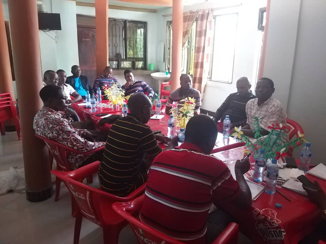TRATanzania's tweet photo. #UKEREWE Meneja wa TRA Mkoa wa #Mwanza akiwa #Nansio Ukerewe katika kikao kazi leo 28/11/2021 na wafanyabiashara wa VAT wa Wilaya ya Ukerewe. Msisitizo umetolewa katika kutunza kumbukumbu sahihi na kuwasilisha ritani na kulipa kodi sahihi na kwa wakati. https://t.co/CnyqlHRyo9