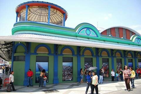 Tiamoraradio's tweet photo. Siguen rumores sobre Centro de Arte de Maracaibo Lía Bermúdez. Sería un irrespeto; traición a la memoria de la maestra Lía, quien de las ruinas de 1 Mercado, nos heredó a los Zulianos un espacio para la multiculturalidad sin tinte político #camlb #Maracaibo https://t.co/uHIGCnLm71