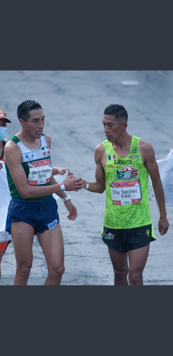 chulango's tweet image. Verdaderos corredores!
Felicidades
Mexicanos 1er y 2o en #MaratonCDMX2021 

Sin parafernalia.
Comparten el último tramo.

Eloy ni siquiera usa reloj.

Por cierto Darío de #Iztapalapa