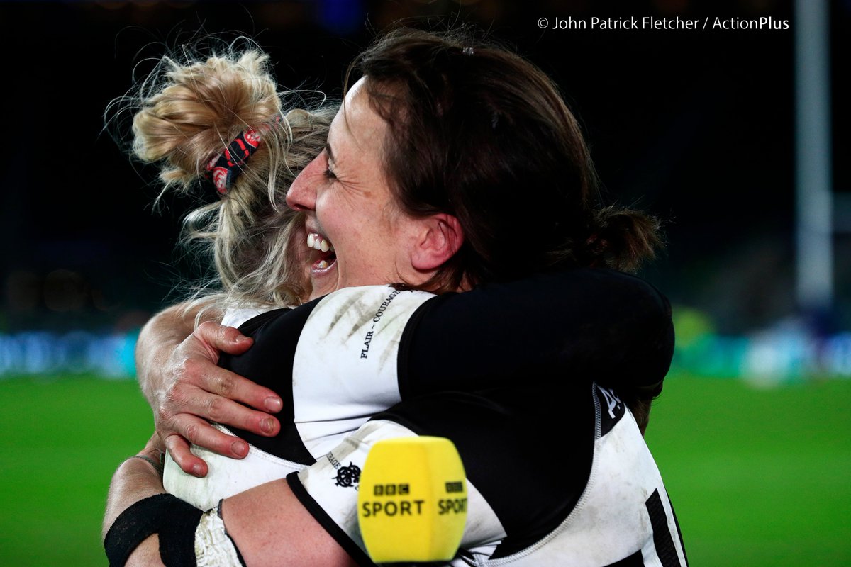 JPFPhotography's tweet photo. A special moment between @huntie_1 and @katymc10 before being interviewed by @BBCSport at Twickenham Stadium, after Katy Daley-Mclean goes out in style for the mighty Barbarians.
Saturday 27th November 2021
Killik Cup | @Barbarian_FC vs @WomenBoks
#babaas #sportsphotography https://t.co/pDgxzcyBGd