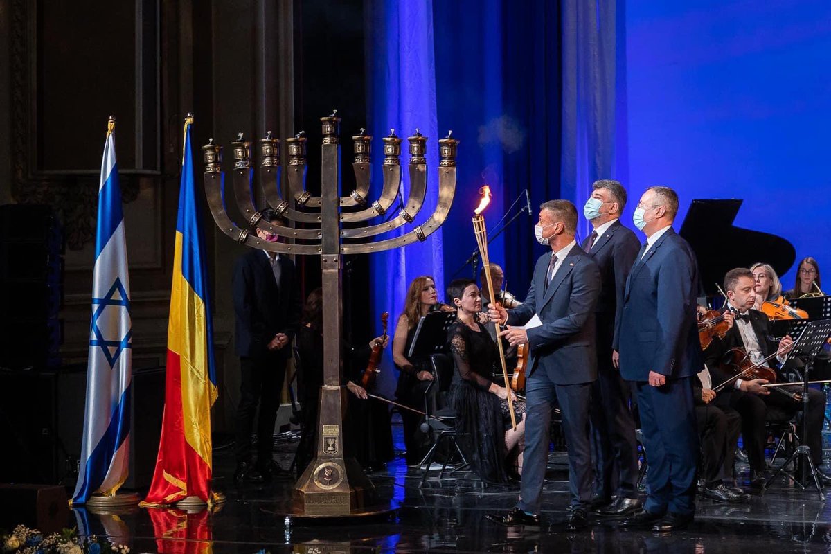Travel_2Romania's tweet photo. Dacă există magie, lumină,sărbătoare,cu siguranță aceasta se petrece la ceremonia aprinderii primei lumânări de #Hanuca urmată de concertul extraordinar al Orchestrei Andaluze din #Israel la @OperaBucharest #LaNietaElegida din #Israel #București #Hanukkah https://t.co/z2bIu0nhX8 https://t.co/k20iyXdbSR