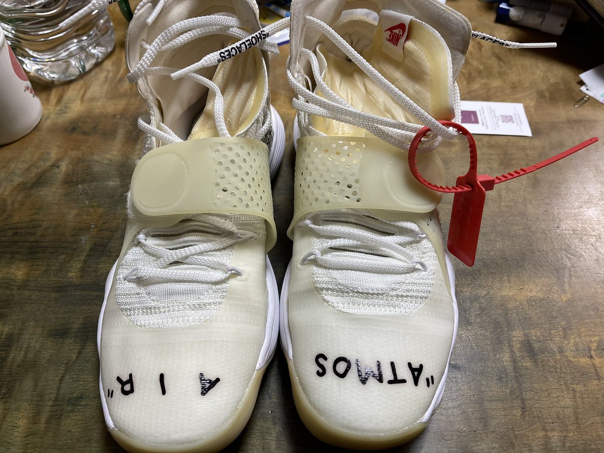 Shoelife2012's tweet photo. Nike のOff WhiteのデザイナーのVirgil Ablohが亡くなった。私は一回しか会った事がないが、その時にスニーカーに遊び心を入れてもらった事を思い出す。とても感じ良く気さくな人であった。お金も持っていたと思う。それでも人は死ぬ時には死ぬ。大切なのは健康。早すぎる人生であり、残念である。 https://t.co/XcuWM3ssF4