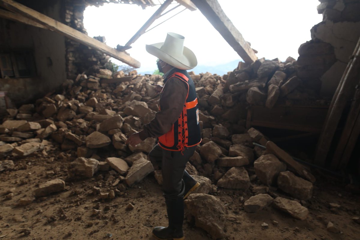 PedroCastilloTe's tweet photo. No descansaremos hasta que la población tenga la seguridad de estar en sus hogares tranquilos. Me encuentro con los ministros en el lugar de los hechos, gestionando la reconstrucción de las zonas más afectadas. Un #GobiernoDelPueblo debe estar donde su pueblo más lo necesite. https://t.co/EnKuNysNkK