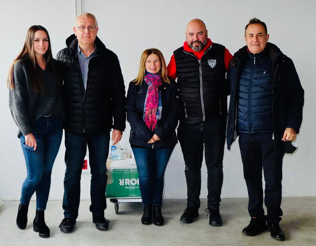 cfmartorell's tweet photo. ⚪🔴 CLUB

👏🏻 Des del CF Martorell agraïm la presència al regidor d’Esports, @GerardMimoC , a la regidora de Joventut, Raquel Sans, i a l’exdelegada del Baix Llobregat de la FCF, @PaquitaLinares, al partit del primer equip.

#CFMartorell
#CorBlanciVermell https://t.co/nhenXYXJ7X