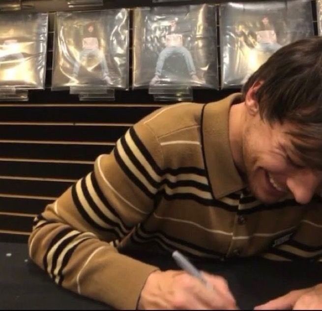 iCOMFORTB0TS's tweet photo. bbboiing ! @iFLEURB0T te ha llegado un abrazo de louis , abrazalo y dile que nos cante two of us algún día ! 💌

“Te quiero mucho mucho muchísimo Fleur <3”

╰─➤  @iTomRiddleBot https://t.co/EyrRo6SD79