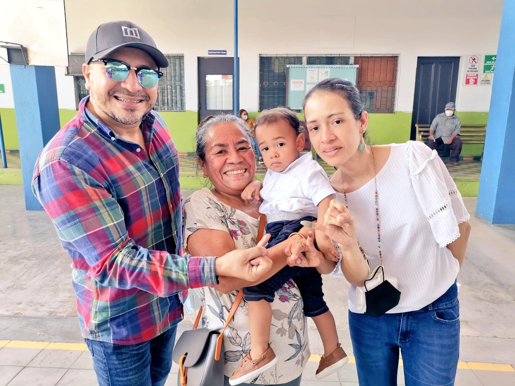 DaxMarcell's tweet photo. Enseñándole al Principito el derecho al sufragio en un país sumamente golpeado como Honduras. #quierounmejorpaísparamisobrino https://t.co/cprl0O07Fg