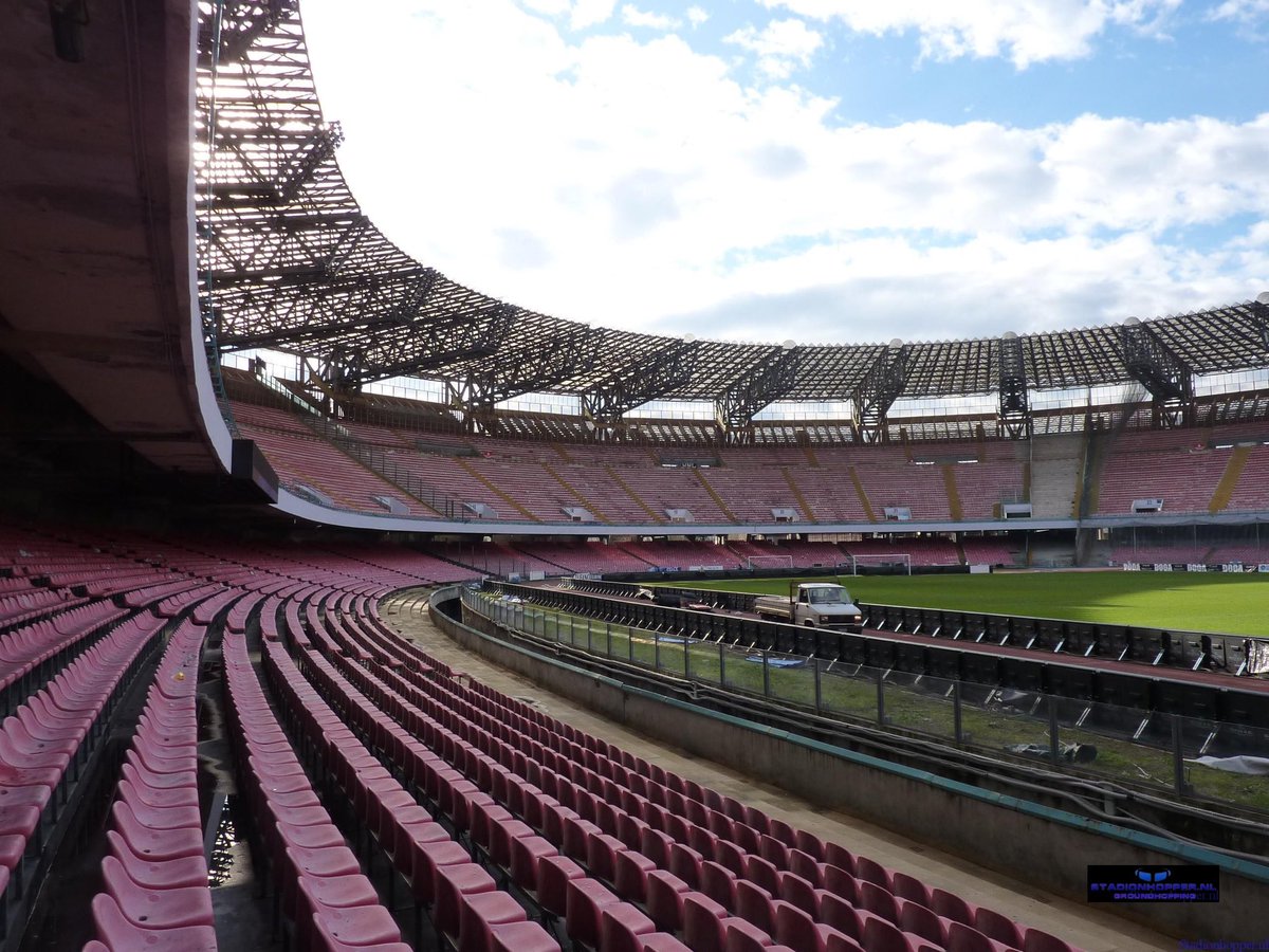 Stadionhopper's tweet photo. Napoli, nog steeds verbaast het me dat PSV daar met 1-3 won in San Paolo. Met spelers als Peter van Ooijen en Engelaar in de basis. Manolev die koelbloedig Cavani door de benen speelde. En zelf 90 minuten genieten dat je in San Paolo bent. #nappsv https://t.co/u8GVOpybi6