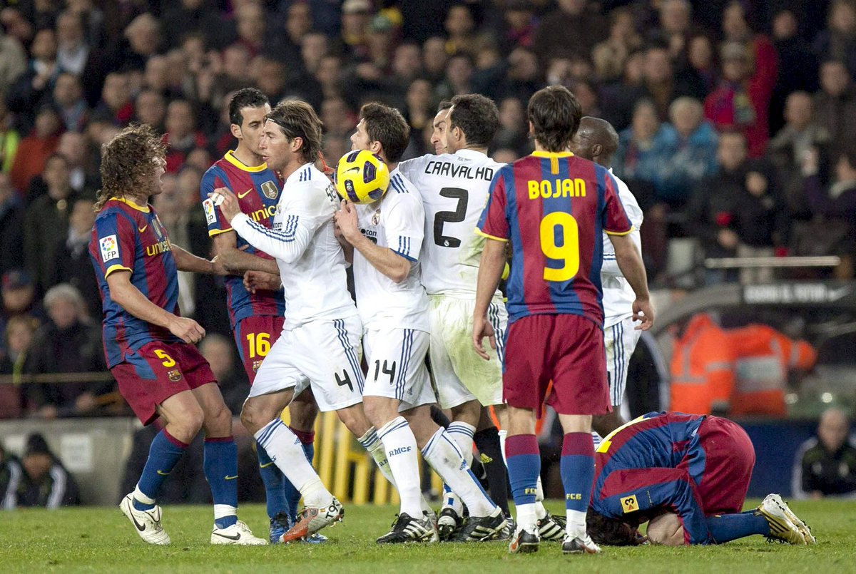 ActuFoot_'s tweet photo. Il y a 11 ans jour pour jour, le FC Barcelone écrasait le Real Madrid 5-0. 🥵 

10' ⚽️ Xavi
18' ⚽️ Pedro
55' ⚽️ David Villa
58' ⚽️ David Villa
90' ⚽️ Jeffren https://t.co/vSxjce3Hro
