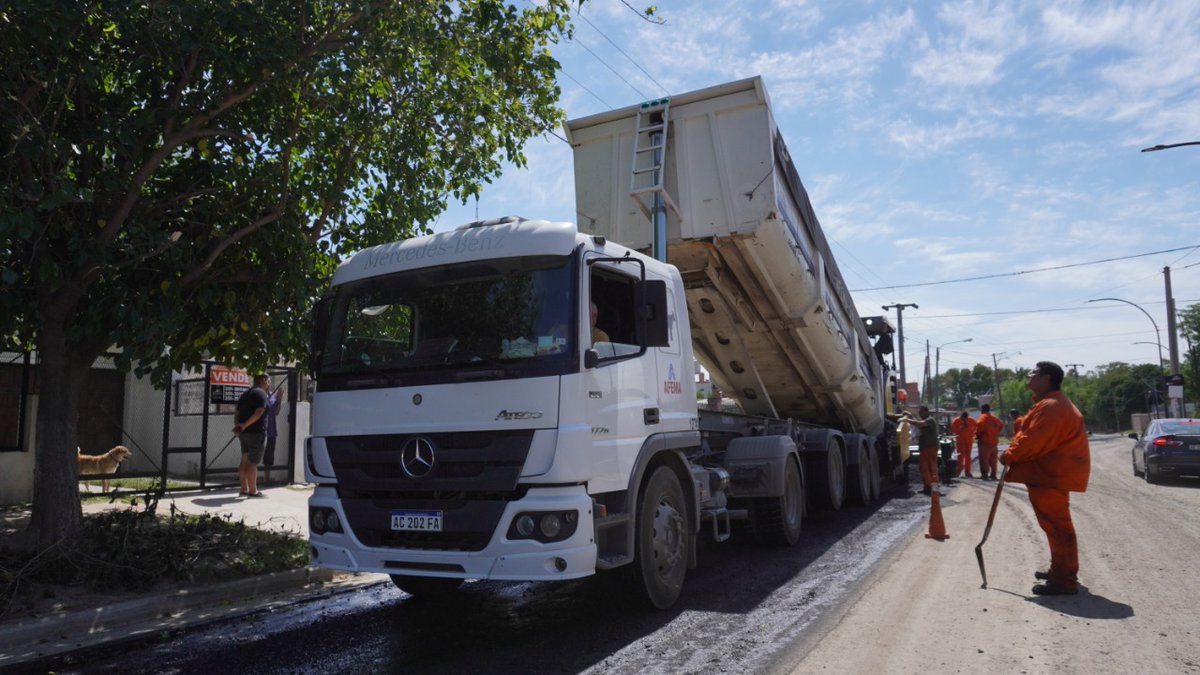 miguelsiciliano's tweet photo. EN POSTA DE VARGAS, JUNT@S!

Durante muchos años, los gobiernos municipales prometieron asfaltar el barrio, lamentablemente sin éxito.

Hoy Posta de Vargas salió del olvido y está avanzando: luminarias led, asfaltando su calle principal y pronto transformando la plaza y el playón https://t.co/guifIV94c0