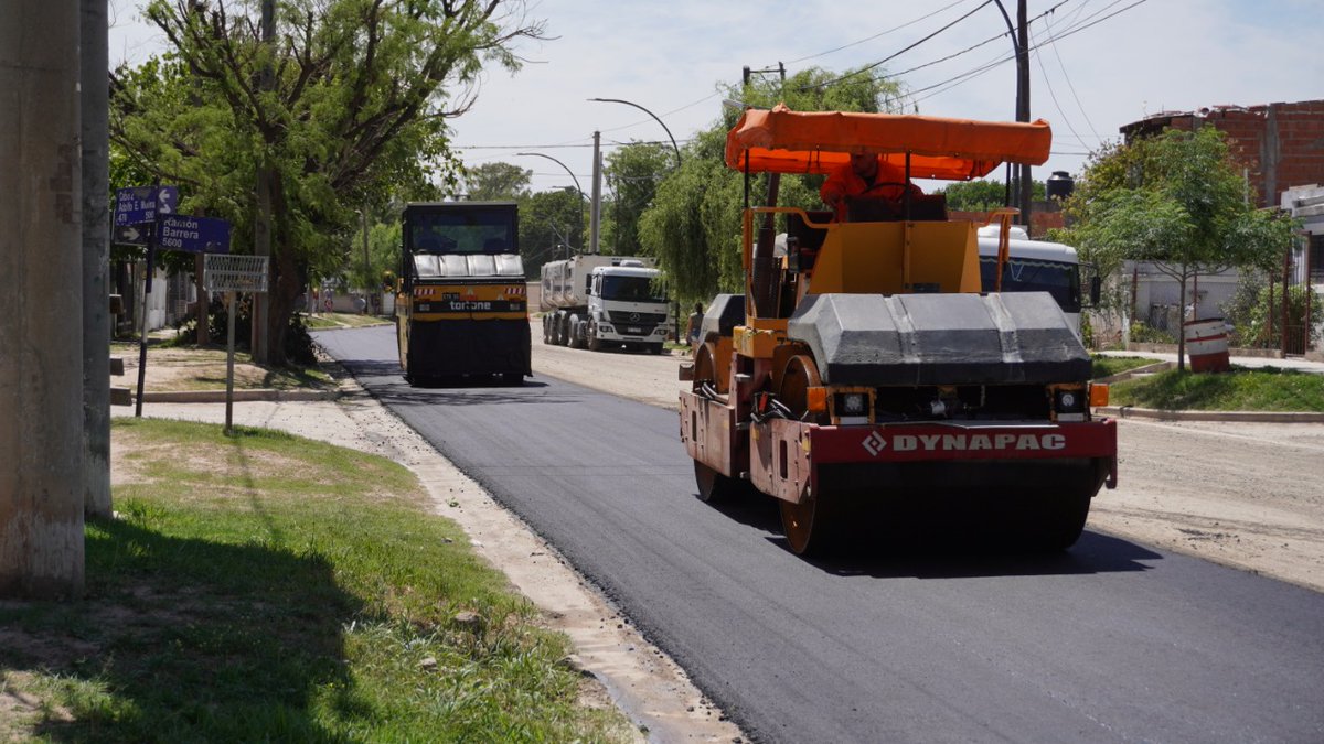 miguelsiciliano's tweet photo. EN POSTA DE VARGAS, JUNT@S!

Durante muchos años, los gobiernos municipales prometieron asfaltar el barrio, lamentablemente sin éxito.

Hoy Posta de Vargas salió del olvido y está avanzando: luminarias led, asfaltando su calle principal y pronto transformando la plaza y el playón https://t.co/guifIV94c0