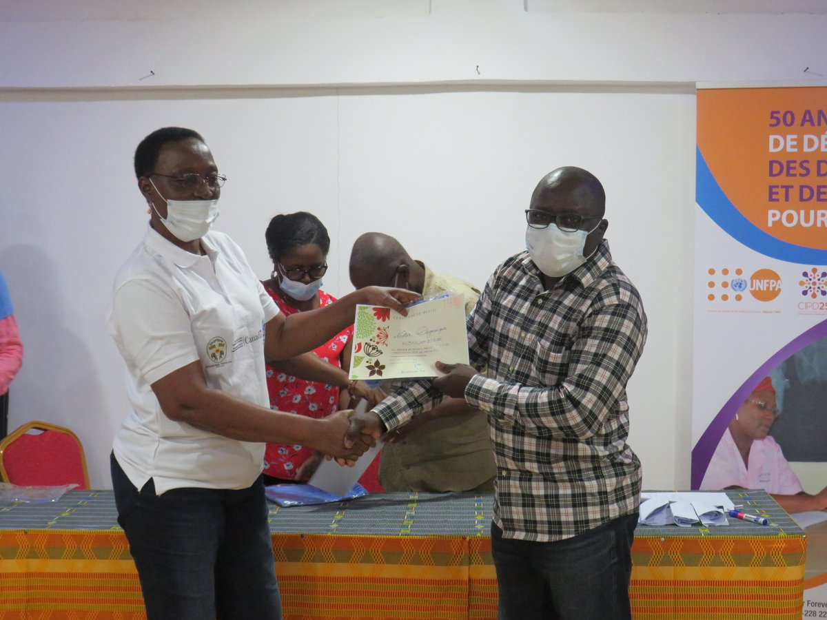 UNFPA_TOGO's tweet photo. David ADJOGBLE est déclaré champion de la courtoisie et @knestor26 est reconnu champion de l’innovation de l’année 2021.
Un prix spécial de leadership a été décerné à @JosianeYaguibou  RR de UNFPA Togo
Ces distinctions marquent l’engagement de ces staffs à la mission de UNFPA. https://t.co/VKWbraCFKP