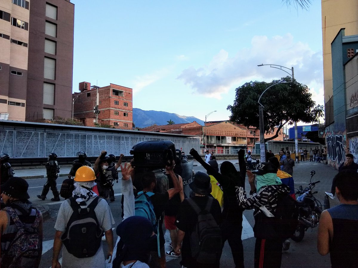 JuanJoseYela's tweet photo. Y por más que el #ESMAD, #MEVAL, #PoliciaNazional, o el que sea no podrá detener esta ola de cambio, porque en #Medellin se les saca no con papas, sino con música ❤️🎶🎵.
Vayan a dormir y dejennos parchar. 
#ParoNacional https://t.co/k21JH3rvAT