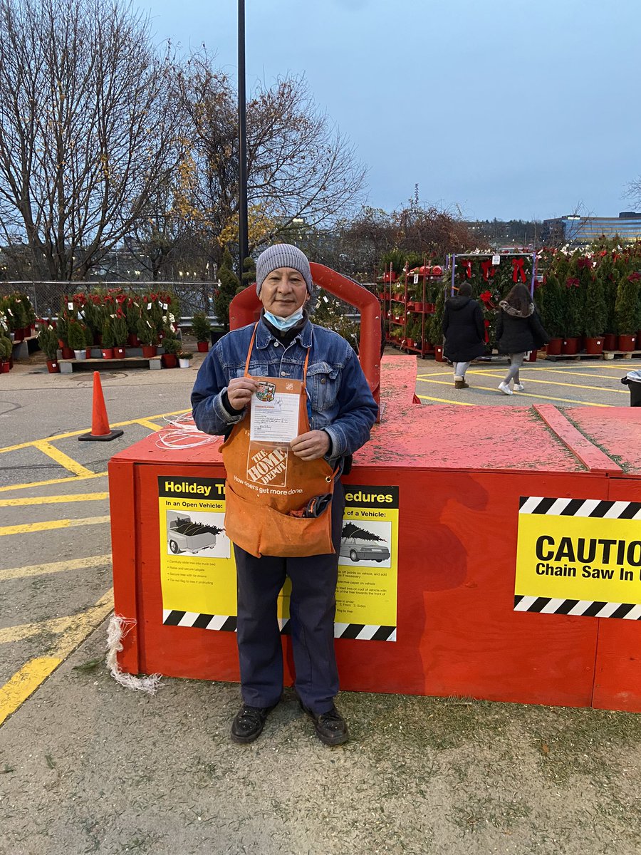 Recognizing Luis for his amazing customer service this weekend cutting Christmas Trees! So many happy customers, great job!
@HomeDepot2674 @JasonArigoni @HouleHeather @Mike_Attar