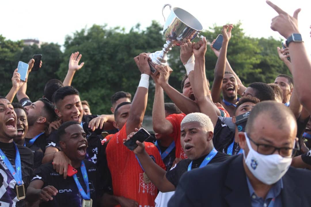 AFPerolasNegras's tweet photo. SUB-20 CAMPEÃO CARIOCA DA SÉRIE B1🏆

Campanha:

- 10 Jogos 
- 07 Vitórias 
- 03 Empates
- 00 Derrotas

Vamos comemorar, meus crias 💙🖤

Foto: Raphael Torres

#AvantePérolas #TropaDaSerrinha https://t.co/ltvoL4orco