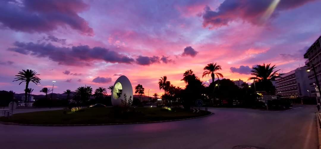 whiteisleibiza's tweet photo. What a gorgeous sunset shot tonight from outside #Fishco #ibiza
...the best chip shop on the island!
Offering delivery throughout winter! https://t.co/7LdThZfl66