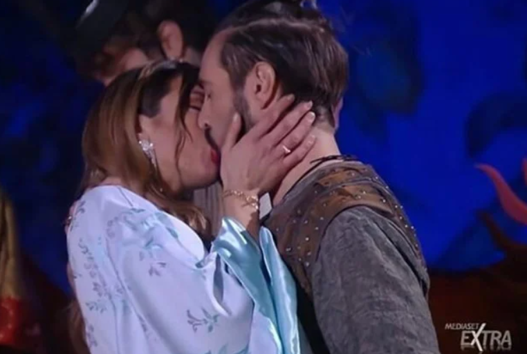 news_mates's tweet photo. Turandot @Alex e Soleil il bacio più lungo del previsto. ma è solo... https://t.co/GoxRsT8c4h