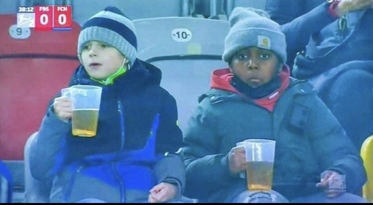 zmijozel's tweet photo. Když jdeš s kámošem a tátou na fotbal a táta u stánku řekne:

“Vemte si, máma to na sto pro nezjistí.” https://t.co/8fhp9692r6