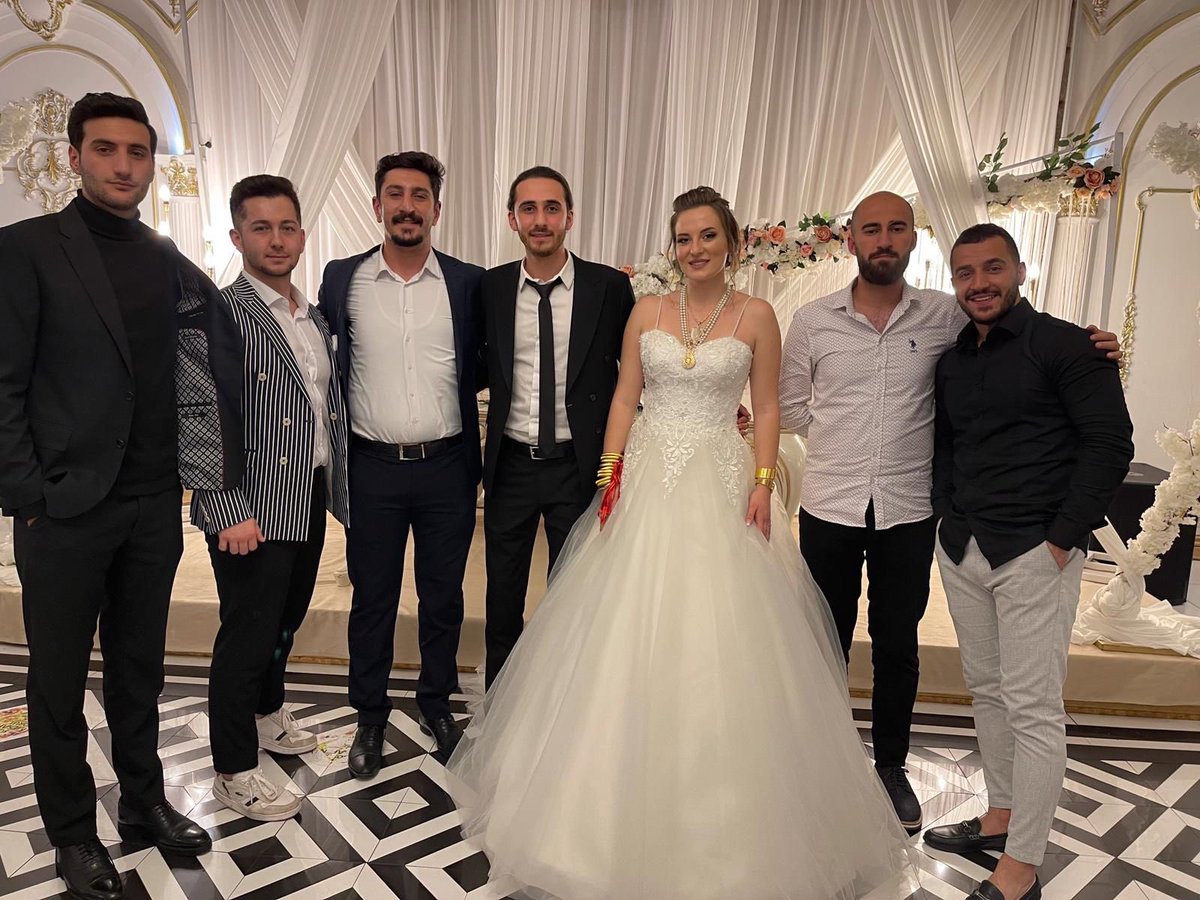 uAUNISelcuk's tweet photo. Grubumuzun eski üyelerinden canımız, kardeşimiz İsmet Can Seferoğlu’nun düğün törenine katıldık. 
Melike ve İsmet Can çiftini tebrik eder, bir ömür boyu mutluluklar dileriz. #ultrAslanUNI https://t.co/rTbkD7hRqF