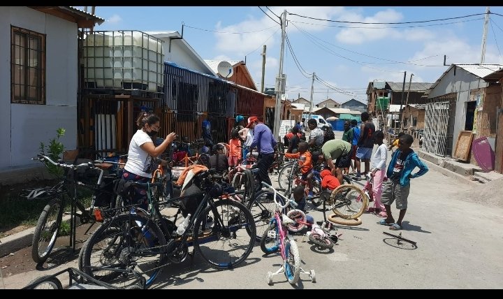 CicloLumpen's tweet photo. Ayer, sábado 27 de noviembre, fue nuestra segunda jornada enseñando a reparar bicis a niñxs y adolescente en Maipu, RM. Aún queremos llevar otras bicicletas para los niñxs que quedaron pendientes. Si tienes una bicis para donarles, te lo agradeceremos  :) https://t.co/vs0CnKi4cr