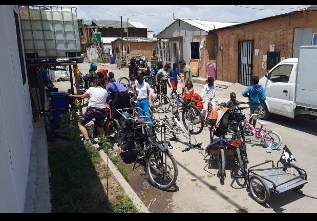 CicloLumpen's tweet photo. Ayer, sábado 27 de noviembre, fue nuestra segunda jornada enseñando a reparar bicis a niñxs y adolescente en Maipu, RM. Aún queremos llevar otras bicicletas para los niñxs que quedaron pendientes. Si tienes una bicis para donarles, te lo agradeceremos  :) https://t.co/vs0CnKi4cr