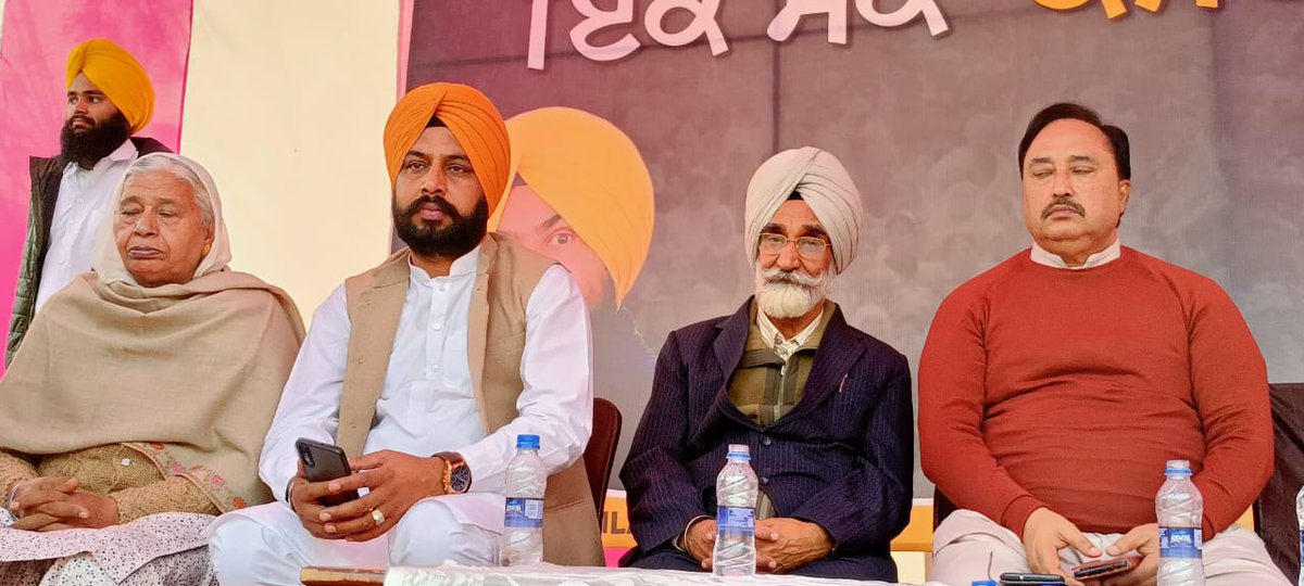 AapAbhishekGaur's tweet photo. ♦️ਗੁਰਦੀਪ ਸਿੰਘ ਰੰਧਾਵਾ ਹਲਕਾ ਡੇਰਾ ਬਾਬਾ ਨਾਨਕ ਵਲੋਂ ਕਰਵਾਈ ਜਨਸਭਾ ਵਿੱਚ ਵਿਸ਼ੇਸ਼ ਤੌਰ ਤੇ MLA ਮਹਿਲਕਲਾਂ ਕੁਲਵੰਤ ਸਿੰਘ ਪੰਡੋਰੀ ਪਹੁੰਚੇ!
♦️ਜਿਲ੍ਹਾ ਪ੍ਰਧਾਨ ਕਸ਼ਮੀਰ ਸਿੰਘ ਵਾਹਲਾ,ਪ੍ਰੀਤਮ ਬੱਬੂ,ਸੂਬੇਦਾਰ ਕੁਲਵੰਤ ਸਿੰਘ 
♦️ਫਤਹਿਗਡ਼੍ਹ ਚੂਡ਼ੀਆ ਤੋਂ ਹਲਕਾ ਇੰਚਾਰਜ ਬਲਬੀਰ ਸਿੰਘ ਪਨੂੰ ਨੇ ਸ਼ਿਰਕਤ ਕੀਤੀ
@ArvindKejriwal @AAPPunjab https://t.co/WyRh3WYKrl