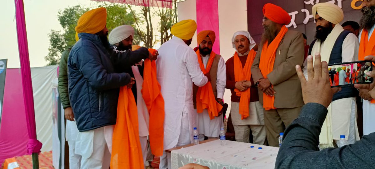 AapAbhishekGaur's tweet photo. ♦️ਗੁਰਦੀਪ ਸਿੰਘ ਰੰਧਾਵਾ ਹਲਕਾ ਡੇਰਾ ਬਾਬਾ ਨਾਨਕ ਵਲੋਂ ਕਰਵਾਈ ਜਨਸਭਾ ਵਿੱਚ ਵਿਸ਼ੇਸ਼ ਤੌਰ ਤੇ MLA ਮਹਿਲਕਲਾਂ ਕੁਲਵੰਤ ਸਿੰਘ ਪੰਡੋਰੀ ਪਹੁੰਚੇ!
♦️ਜਿਲ੍ਹਾ ਪ੍ਰਧਾਨ ਕਸ਼ਮੀਰ ਸਿੰਘ ਵਾਹਲਾ,ਪ੍ਰੀਤਮ ਬੱਬੂ,ਸੂਬੇਦਾਰ ਕੁਲਵੰਤ ਸਿੰਘ 
♦️ਫਤਹਿਗਡ਼੍ਹ ਚੂਡ਼ੀਆ ਤੋਂ ਹਲਕਾ ਇੰਚਾਰਜ ਬਲਬੀਰ ਸਿੰਘ ਪਨੂੰ ਨੇ ਸ਼ਿਰਕਤ ਕੀਤੀ
@ArvindKejriwal @AAPPunjab https://t.co/WyRh3WYKrl