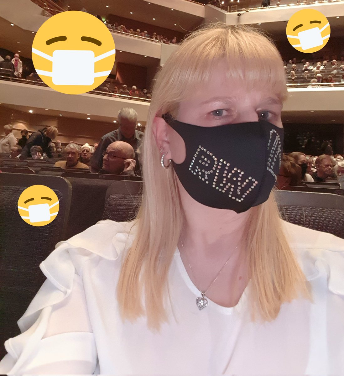 SarahBWatsonfan's tweet image. My absolutely gorgeous @russellthevoice face mask 😷 🎤 #RW #mircophone #facemask #bling #covid