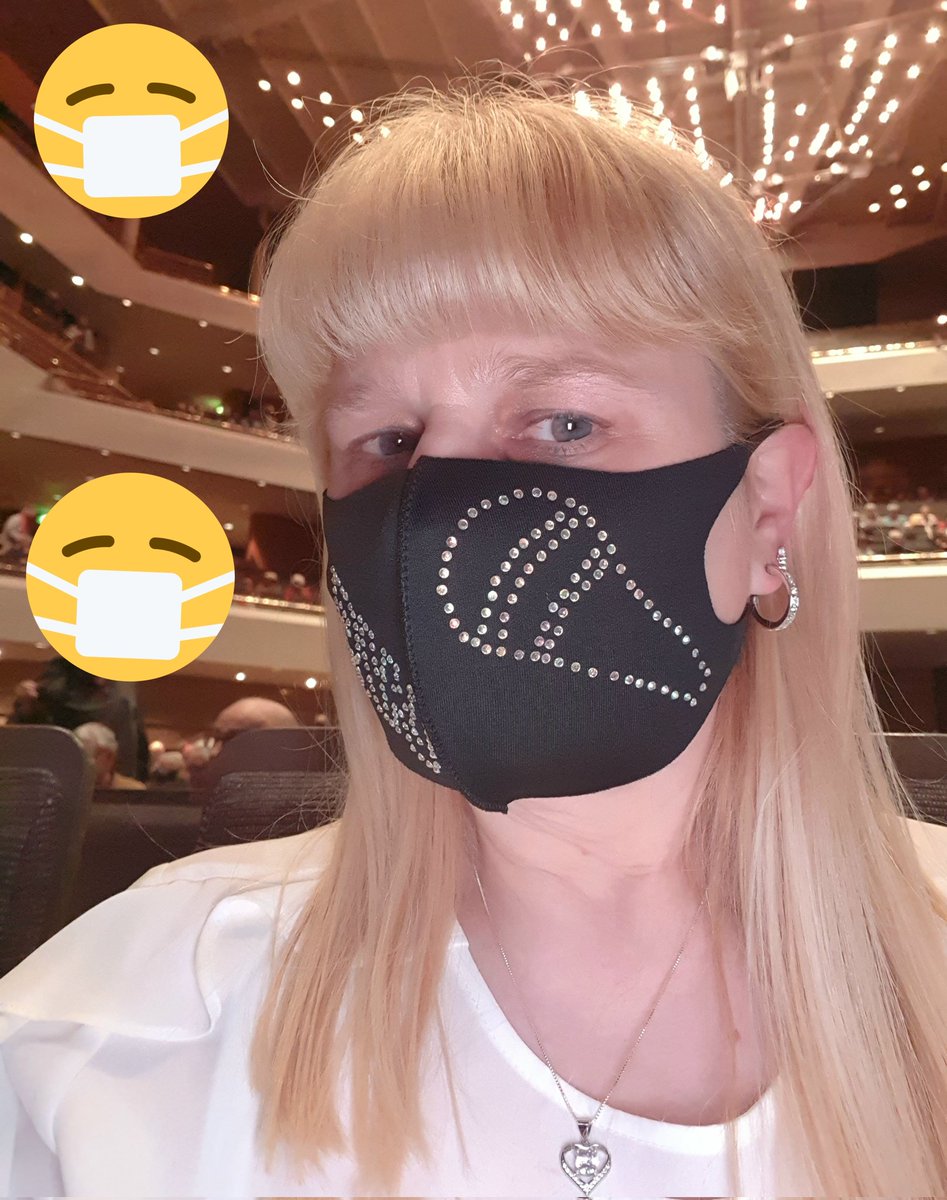 SarahBWatsonfan's tweet image. My absolutely gorgeous @russellthevoice face mask 😷 🎤 #RW #mircophone #facemask #bling #covid