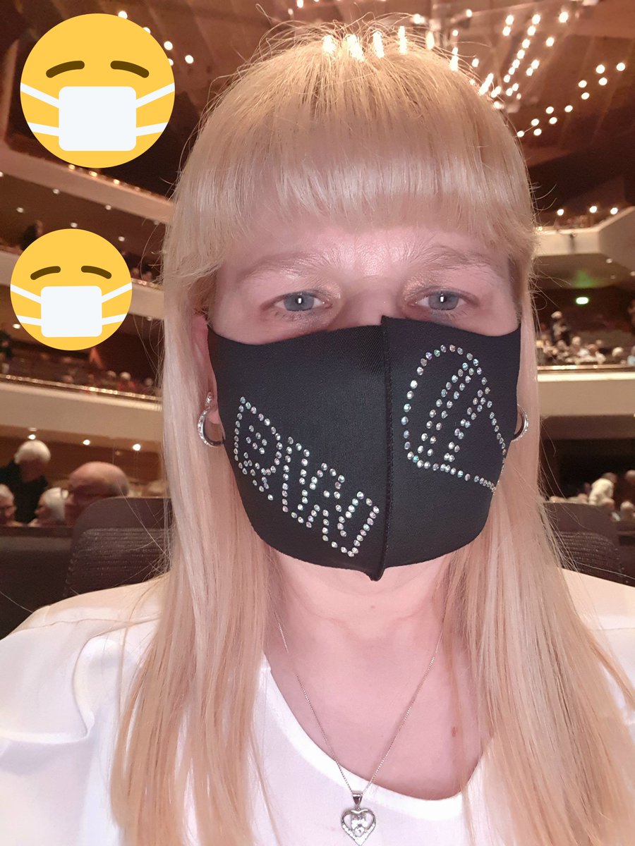 SarahBWatsonfan's tweet image. My absolutely gorgeous @russellthevoice face mask 😷 🎤 #RW #mircophone #facemask #bling #covid