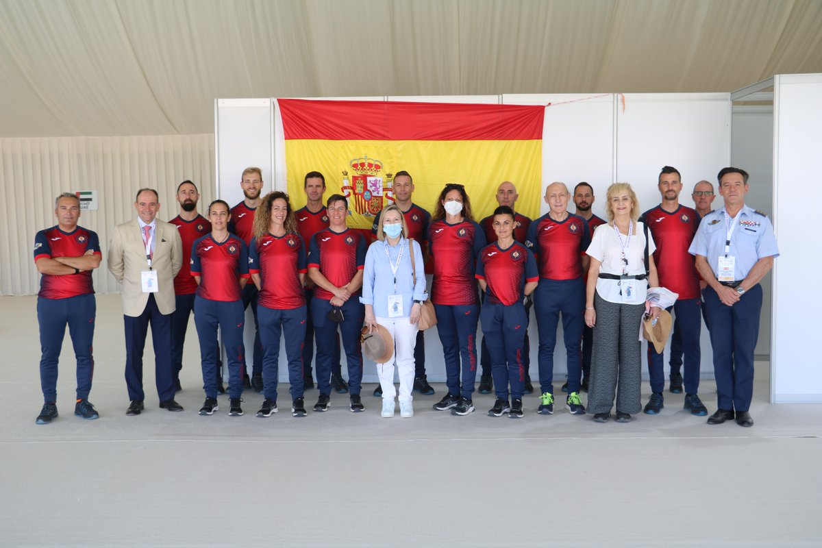 PAPEAire's tweet image. La #SUBDEF, el #DIGEREM y el Secretario del #CSDM visitan a la Selección Española de Paracaidismo, en Doha #Qatar , para mostrarles su apoyo e interesarse por su participación en el 44th World Military Parachuting Championship. @Defensagob @EjercitoAire @guardiacivil @PAPEAire