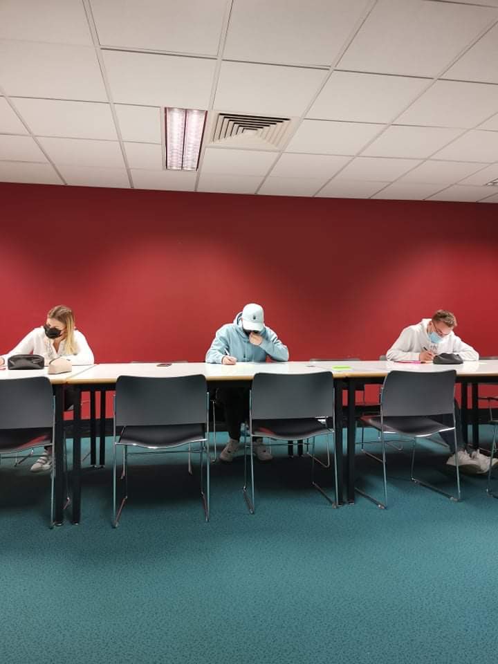 Pharma_ACEPA's tweet photo. Cette semaine se déroulait le CSP Blanc des 4èmes année. 

L’occasion pour les étudiants de vivre une première expérience de cette épreuve face à un jury composé d’étudiants de 5ème année. 

Bravo pour cette organisation @Tutorat_ACEPA 👏🏼 et merci aux participants ! https://t.co/k7jwCWppAK