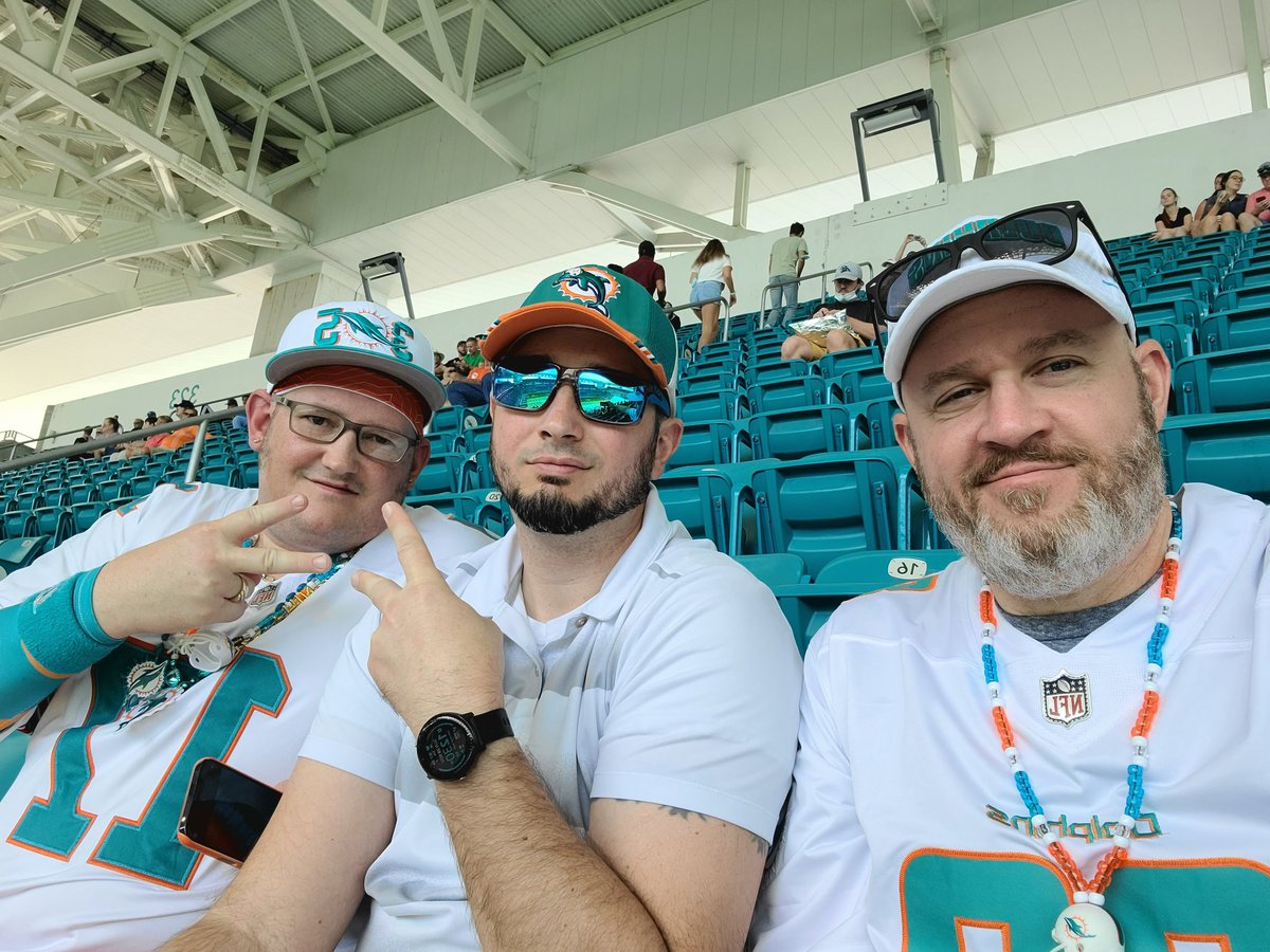MDLaForest's tweet photo. #MiamiDolphins at the game with @bow2thephin and Scott🤷.  #phinsup https://t.co/BL7IkM4k5V