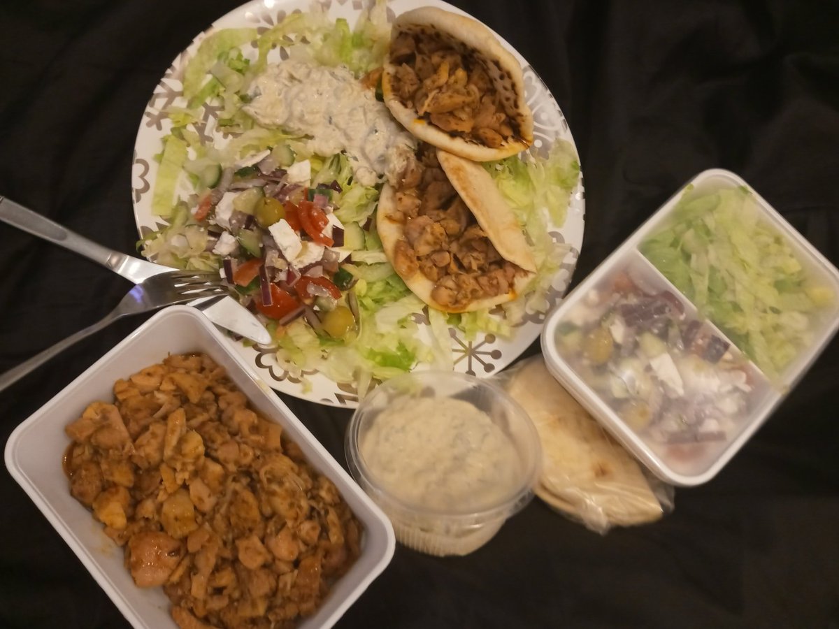 Op uw bord bij u thuis bezorgd GYROS MET FETA SALADE EN TZAZIKI