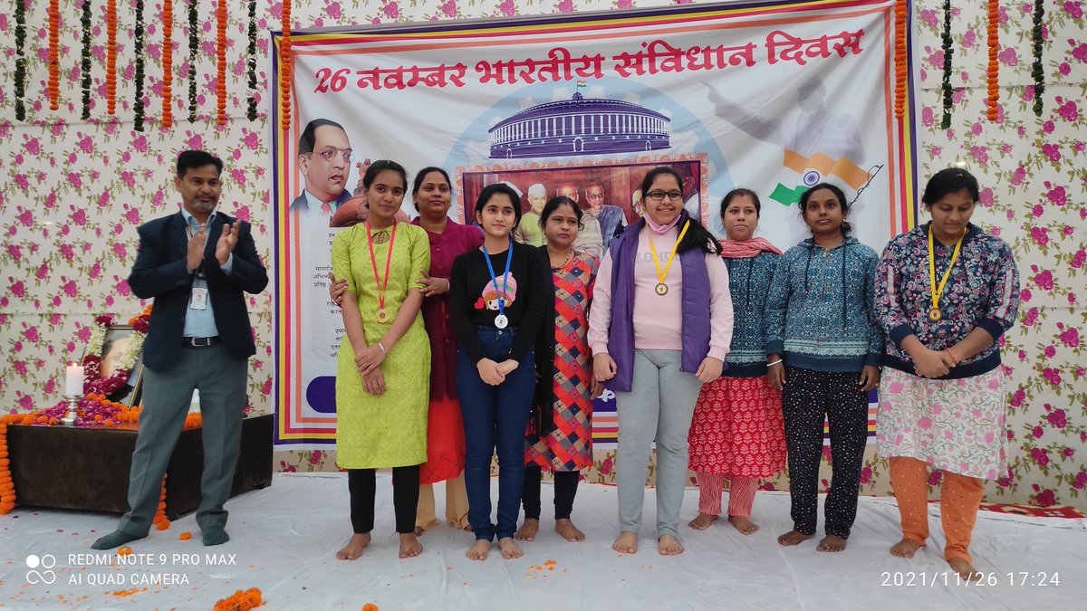 pknayakone's tweet photo. @OfficialDMRC  दिल्ली मेट्रो के विनोद नगर स्टाफ क्वार्टर्स में बड़े ही हर्षोल्लास से मनाया गया संविधान दिवस।
इस अवसर पर प्रश्नोत्तरी, चित्रकला,दौड़ प्रतियोगिता आयोजित की गईं और छोटे-छोटे बच्चों ने सांस्कृतिक ( गीत,कविता, संगीत, स्पीच) प्रस्तुति भी दी।
जय संविधान।
@noidametrorail https://t.co/vKGtoV9EHB