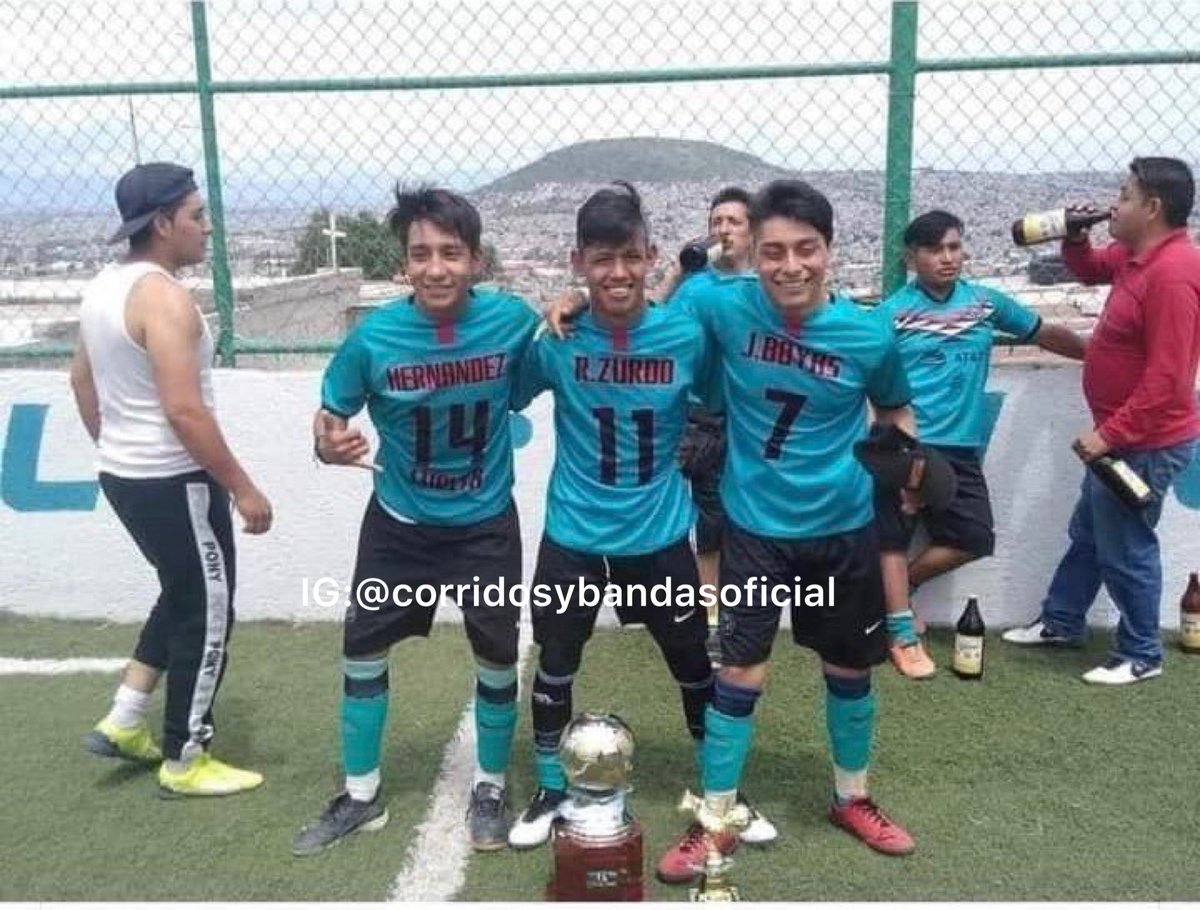 corridosybandas's tweet photo. Yo en el fútbol soy el de rojo. https://t.co/D18e0FM4CA