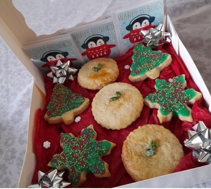 Alisonscakecre1's tweet photo. Christmas Treat box, Mince Pies, Vanilla Sugar Cookies, Christmas cards and bows
Available to order now
Email hillalison301@gmail.com 

#Christmas 
#treatboxes
#alisonscakecreations https://t.co/i5FEDnOnba