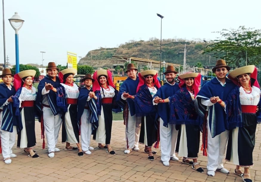 AArcentalesS's tweet photo. #DanzaOtavalo #Ecuador sumando amor a la vida,al arte y a la cultura. #AACORE💕💙🍃 https://t.co/dNX9CyZBOX