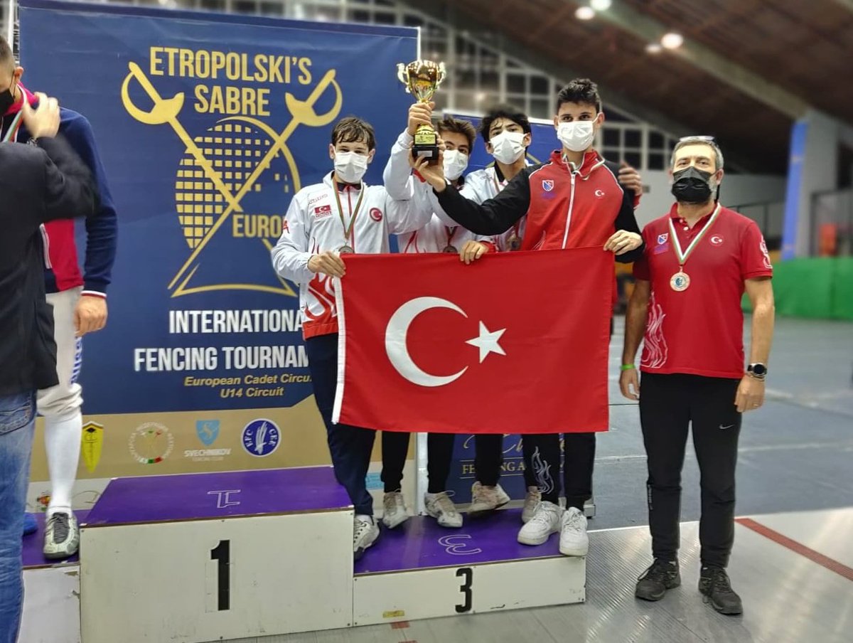 TurkiyeEskrimF's tweet photo. 🇹🇷Sofya’da 27-28 Kasım tarihlerinde düzenlenen Avrupa EFC Yıldızlar Circuit Turnuvası’nda bugün takım müsabakalarında mücadele eden ‘Tolga Aslan,Kerem Çağlayan,Enes Talha Kalender, Alkım Öztürk’ten kurulu Yıldız Erkekler Kılıç Milli Takımımız 3.lük kupasının sahibi oldu.👏🤺🥉🏆 https://t.co/sQ5a7oa1zx